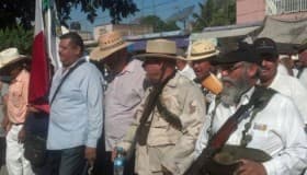 Armados, autodefensas celebran su primer aniversario en Michoacán