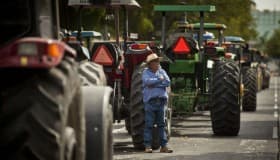 Bloqueos de transportistas ahogan la CDMX; se esperan más este miércoles