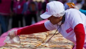 En el Zócalo, rosca de 1,400 metros y 9 toneladas