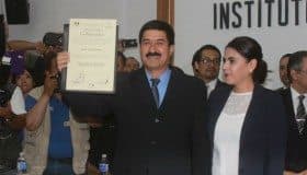 Recibe Javier Corral constancia como gobernador electo de Chihuahua