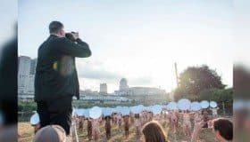 Protestan contra Trump, incluso con desnudos, en Ohio