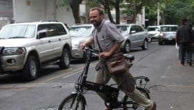 Agreden a Arne por 'operativo' para quitar vallas de la Embajada de EU (Video)