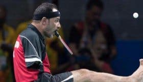 Perdió los brazos en accidente de tren; juega tenis de mesa con boca y pie (Nota y video)