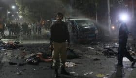 Atentado deja al menos 10 muertos durante protesta en Pakistán