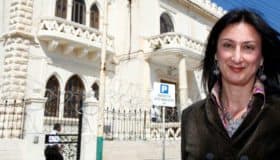 Miles rinden homenaje a Daphne Caruana, la periodista de Panama Papers, asesinada con carro bomba