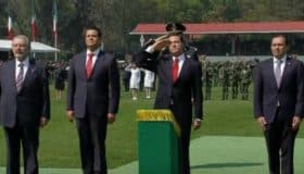 No importa si la bandera está "al revés o al derecho, hacia atrás o hacia delante": Peña Nieto (Fotos y video)