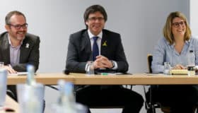 España: suspenden reforma de ley que permitía votar a Puigdemont