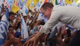 "No nos pudieron doblar (...) cerramos a tambor batiente", afirma Anaya (Nota y video)