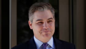 "Una victoria para la prensa independiente": juez ordena a la Casa Blanca devolver pase a periodista de CNN