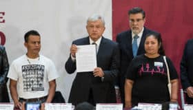 No habrá trabas u obstáculos para llegar a la verdad en Caso Ayotzinapa: AMLO al firmar decreto que crea Comisión