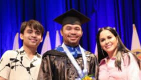 Cambia Manny Pacquiao guantes y bata por toga y birrete | Video