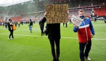 Protestan contra la familia Glazer en Old Trafford | Video