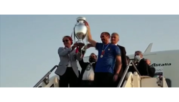 Así arribaron los campeones de la Euro 2020 a Roma | Video