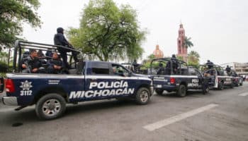 Incendian vehículos y bloquean vías en Uruapan tras entrada de operativo militar