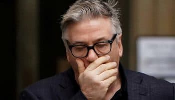Asistente que entregó pistola a Baldwin reconoció que no la revisó porque pensaba que tenía balsas falsas