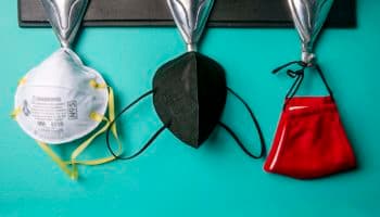 ¿Cuál es el cubrebocas más eficaz para prevenir la Covid-19 en interiores? Estudio lo revela
