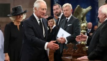 Refrenda Carlos III compromiso con la reconciliación en su primera visita a Irlanda del Norte