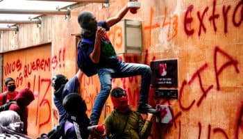 Reprueba AMLO violencia en manifestaciones por caso Ayotzinapa | Entérate