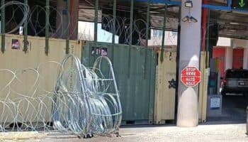 Colocan alambre de púas en garita fronteriza con Nogales, Sonora