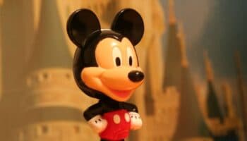 China: Cortan las orejas de mascotas al estilo de Mickey Mouse
