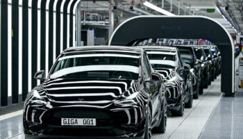 Planean demanda contra Tesla por hacer creer que autos pronto tendrán capacidad de ‘autoconducción’
