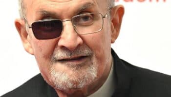 “La literatura no puede cambiar el mundo”: Salman Rushdie