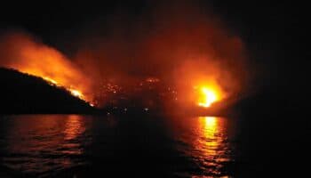 Encarcelado capitán de yate turístico por incendio provocado a una isla en Grecia