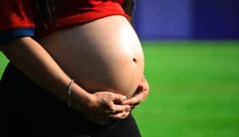 Las mujeres que gestan para otros sufren más complicaciones severas durante embarazo