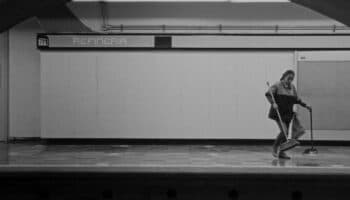 Precariedad laboral, el diario vivir de las mujeres dedicadas a la limpieza, tema de la nueva película de Luciana Kaplan