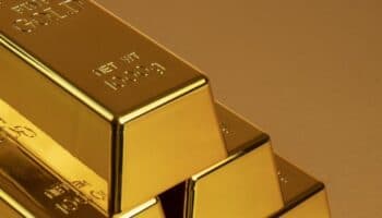 El oro, refugio de inversionistas ante los aranceles de Trump, alcanza récord histórico