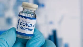 EU deja de recomendar la vacuna de covid-19 a niños y embarazadas