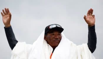 Rompe Kami Rita su propio récord de más cumbres en el Everest | Video