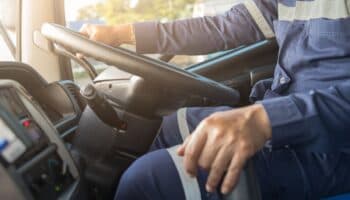 Camioneros inmigrantes en EU temen más restricciones tras suspensión de visas de Trump