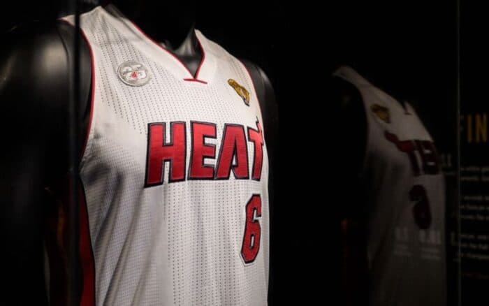 NBA: Ex empleado de Heat se declara culpable por robar 400 camisetas