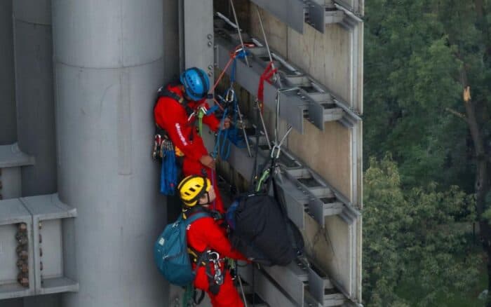 Activistas de Greenpeace escalan la Estela de Luz ¿Cuál es el motivo?