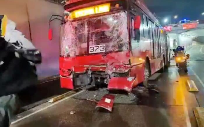 CDMX | Choque entre dos unidades del Metrobús deja doce lesionados