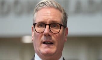 Impedir a aficionados israelíes asistir a un partido de futbol es un error: Keir Starmer