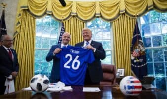 Trump felicita al 'gran líder' Infantino por sus 10 años al frente de la FIFA | Video