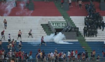 Decenas de heridos y detenidos deja el Clásico en Paraguay | Video