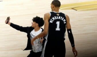 NBA: Vetan de por vida al aficionado que se tomó una selfie con Wembanyama | Video