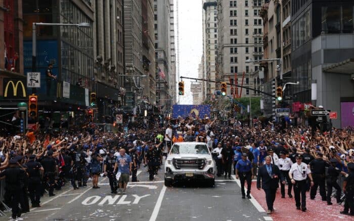 Manhattan se tiñe de naranja y azul para celebrar a los Knicks | Fotogalería