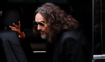 El actor británico Russell Brand, descrito como 'depredador sexual' en juicio por violación