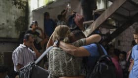 Rescatan a 112 migrantes hacinados en un trailer en Monterrey