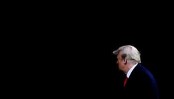 Indulta Trump a 20 personas; dos, declarados culpables en la trama rusa