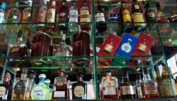 Campañas de alcohol y marketing online alientan a 'grandes bebedores a beber aún más': OMS