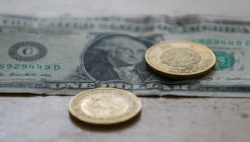 Bancos de EU ganan mil millones de dólares al año por remesas: Esquivel | Video