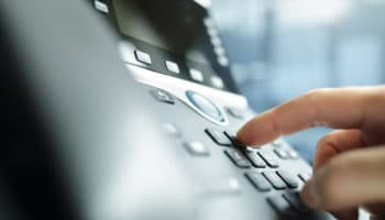 Dentro de un 'scam center': Cómo víctimas de trata son obligadas a estafar en internet