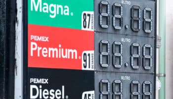 Sheinbaum descarta 'gasolinazo' por ajuste inflacionario al IEPS