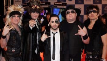 Roban equipo a Moderatto; comando armado secuestró a sus choferes