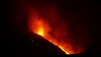 El volcán Etna, el más alto de Europa, vuelve a iluminar el cielo de rojo | Video